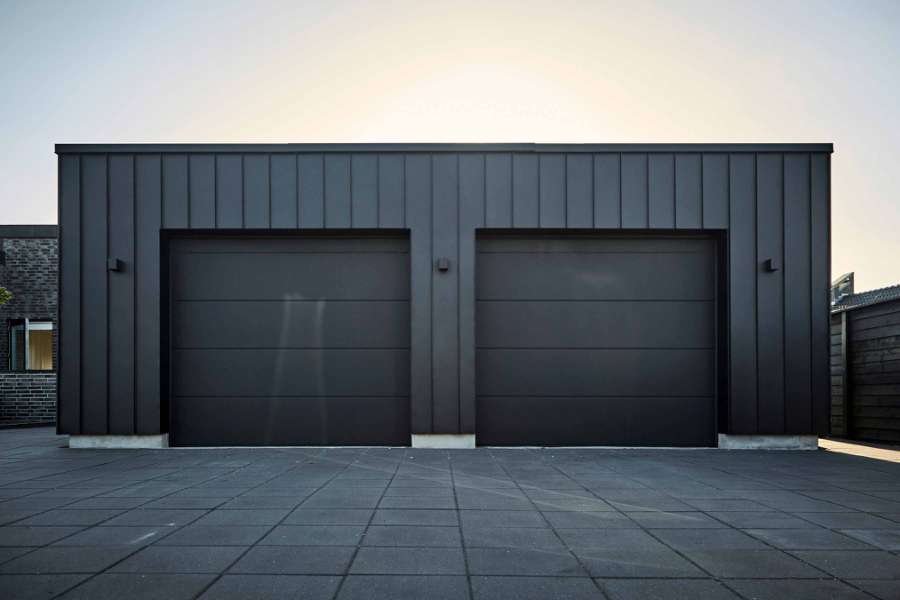 Stilfuld stålbeklædning af dobbeltgarage, Klosterlunden 7, 9490 Pandrup